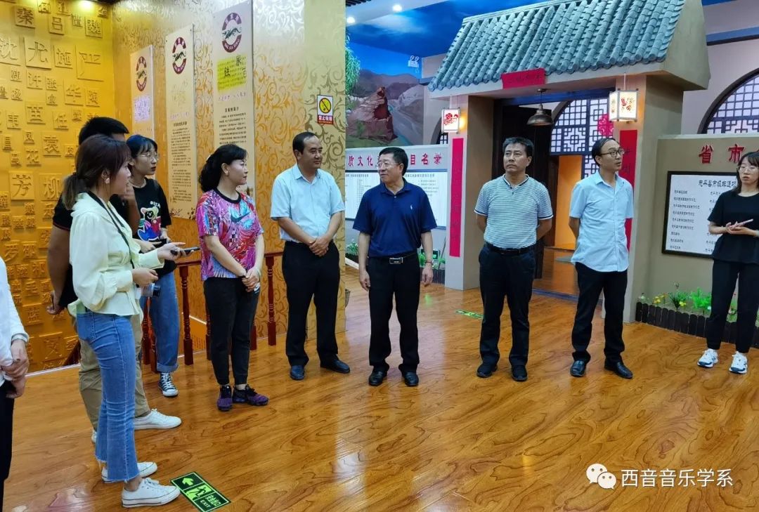 老师们认真聆听馆长讲解