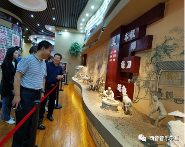 师生们仔细听讲解